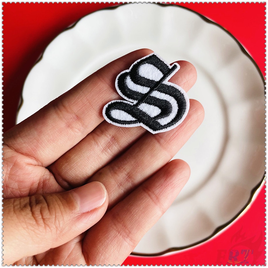✿ Miếng Dán Ủi Thêu Hoạ Tiết Chữ Cái Tiếng Anh Q-1 Màu Đen ✿ 1 Sticker Ủi Thêu Hình Huy Hiệu