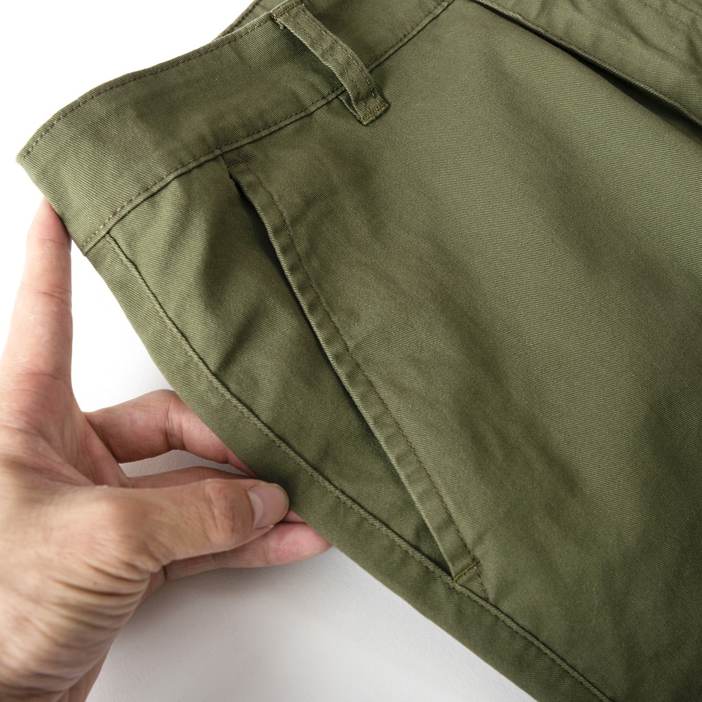 Quần short nam kaki Owen màu rêu, chất liệu vải cotton cao cấp, co giãn, trẻ trung, dáng slimfit năng động