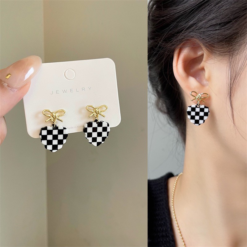 Khuyên tai trái tim kẻ karo xinh xắn K320