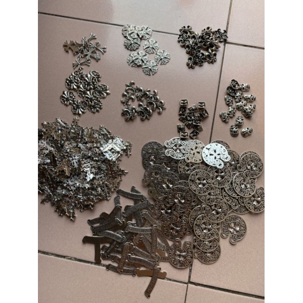 Logo Chrome Hearts phụ kiện