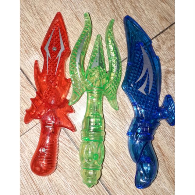 Một cái mô hình bằng nhựa để trưng bày dài 15cm