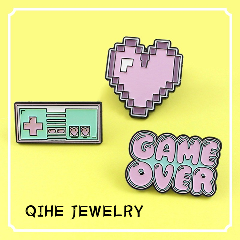 Ghim cài áo QIHE JEWELRY tráng men hình trái tim/máy chơi game màu hồng dễ thương thời trang