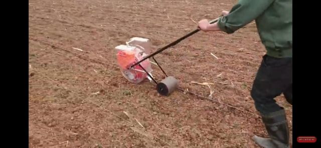 Máy Gieo Hạt Ngô Kết Hợp Bón Phân Vinafarm 999 GIÁ RẺ TẠI BẾN TRE