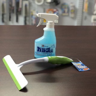 Chai xịt vệ sinh kính Rocket 300ml hàng Nhật + dụng cụ lau kính