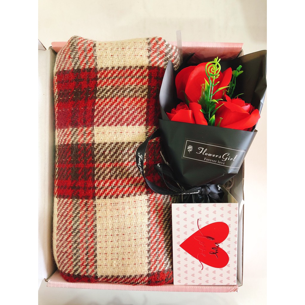 Set quà tặng gồm khăn chủ đề noel và hoa sáp cao cấp, quà tặng cho bạn trai, bạn gái