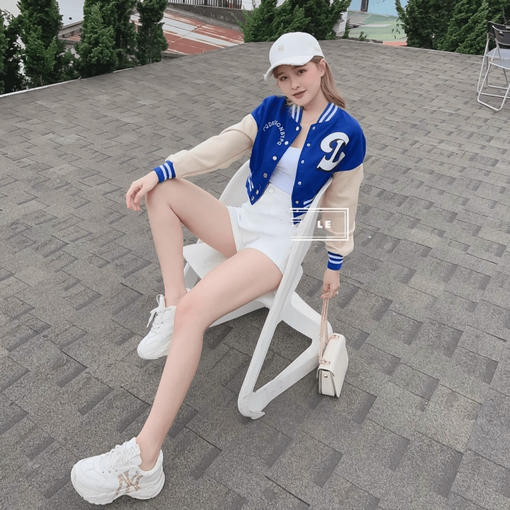 ÁO KHOÁC NHẸ NỮ CÚC BẤM PHONG CÁCH CROPTOP HỌA TIẾT CHỮ D SÀNH ĐIỆU THỜI TRANG