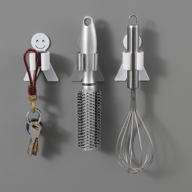 Móc treo chổi lau nhà không để lại dấu vết tiện dụng cho gia đình