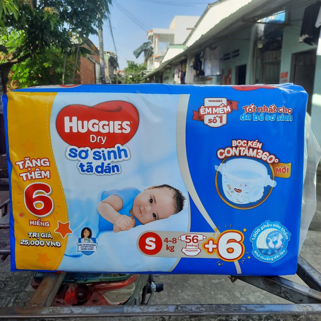 Bĩm dán huggies sơ sinh tặng kèm 10 miếng siêu thấm S56 miếng mẫu mới,tã dán huggies size s 56mieng cho bé 4-8kg