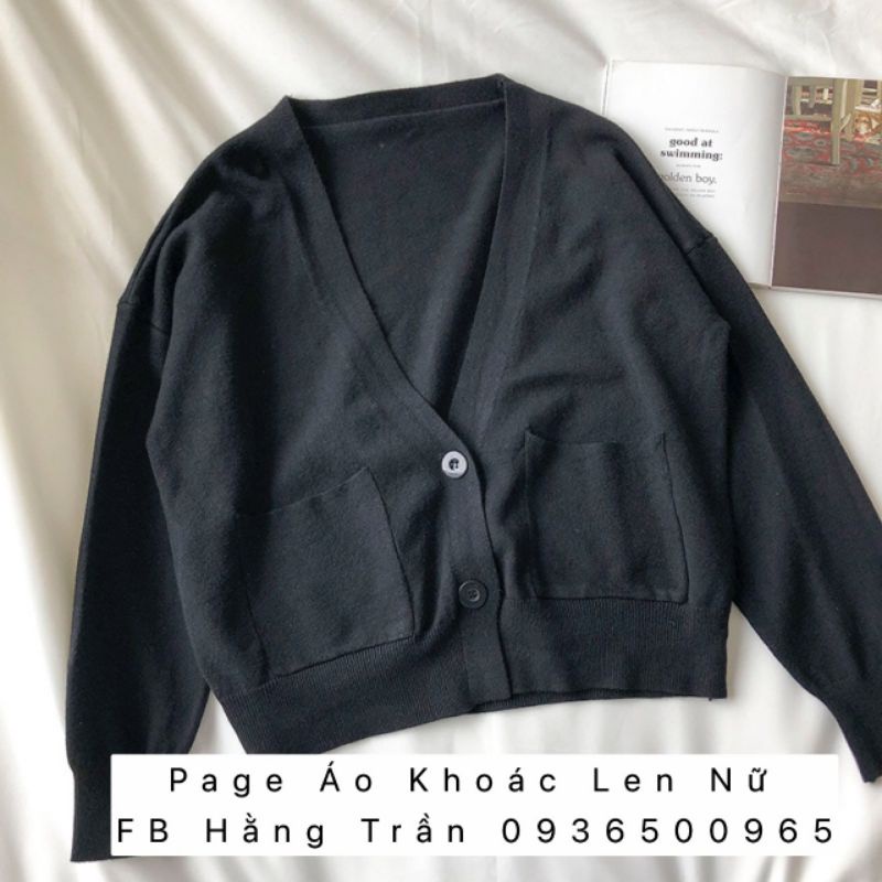 Áo khoác len dệt kim dáng lửng có túi chất mịn.