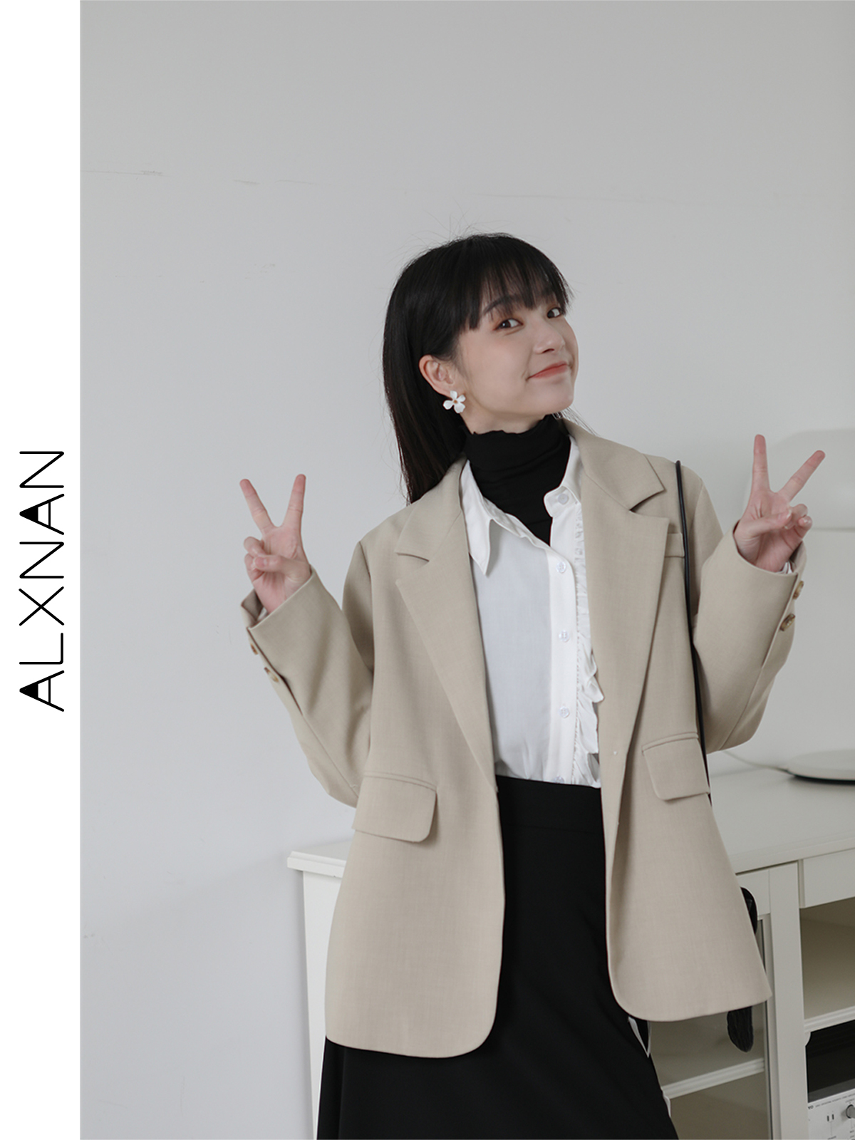 Áo khoác Blazer dáng ngắn thiết kế trẻ trung hợp thời trang | BigBuy360 - bigbuy360.vn