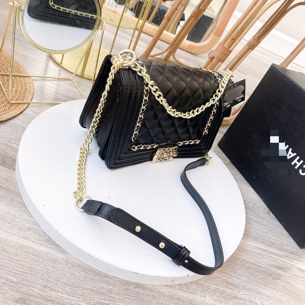Túi Chanel boy viền xích