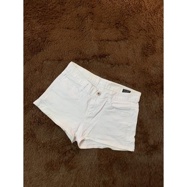 quần short trắng