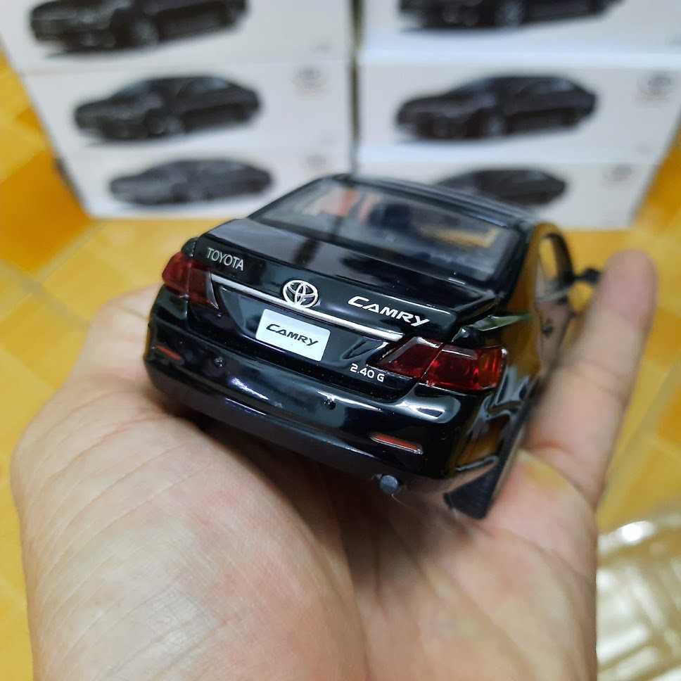 Xe mô hình ô tô Camry tỉ lệ 1:32 đồ chơi trẻ em bằng kim loại