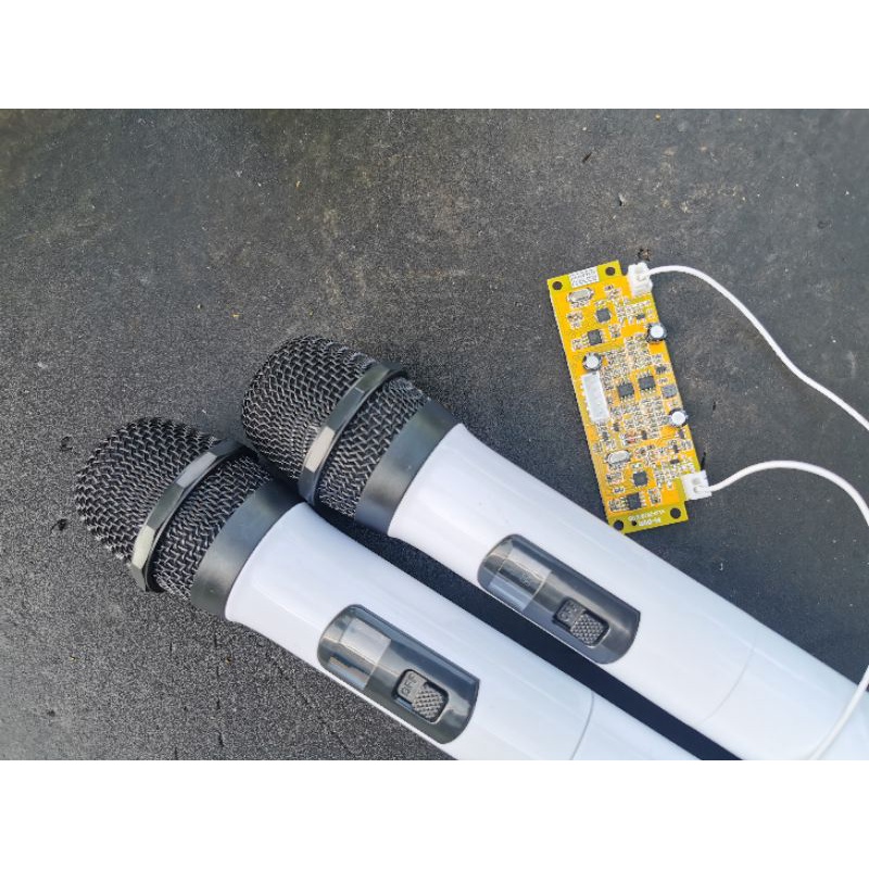 Micro loa kéo UGX9988x giá rẻ hát hay không gay hú loa