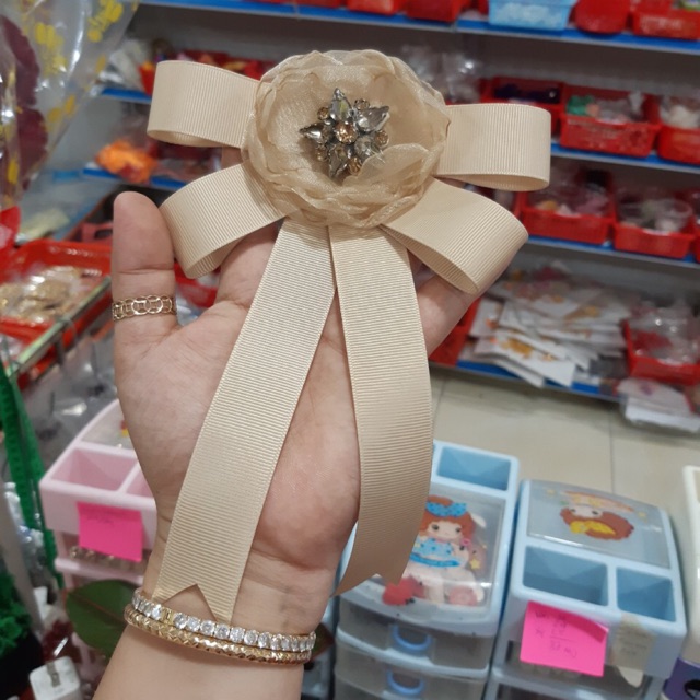 Cài áo màu nude xinh xắn