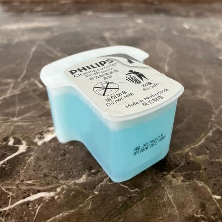 Dung dịch vệ sinh lưỡi máy cạo râu Philips, tích hợp với mọi cốc sạc SmartClean của Philips. mã  JC302/52