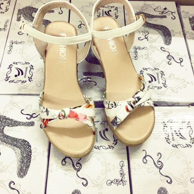 Sandal xuồng hoa