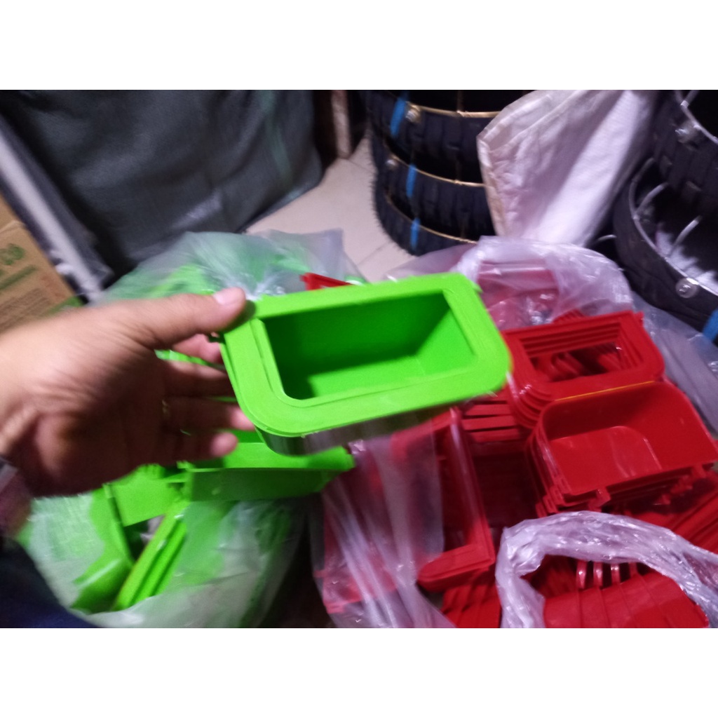 Sét 2 Máng ăn chống vương vãi thức ăn, chống bới cho chim cu gáy, bồ câu