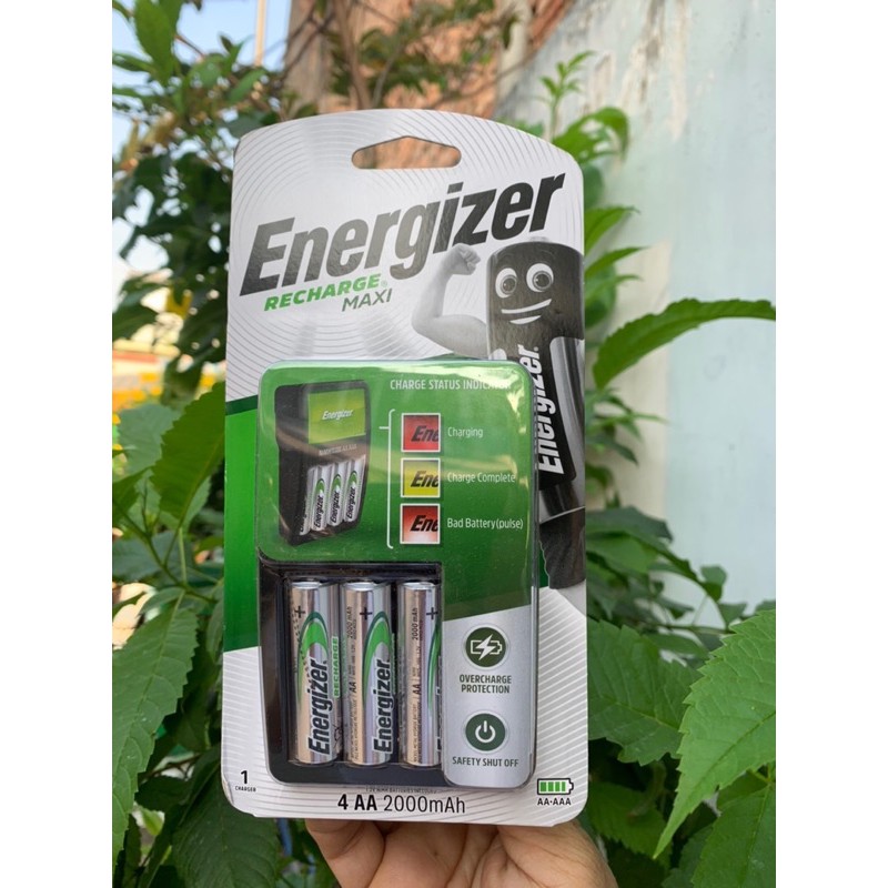 Bộ sạc pin AA , AAA Energizer CHVCM4 tự ngắt kèm 4 pin AA2000mAh.