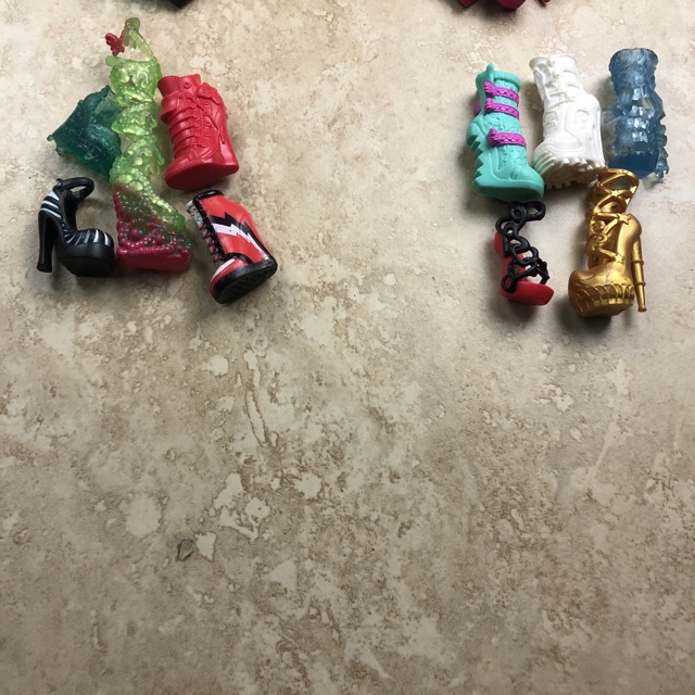 PK M- Giày lẻ chiếc cho búp bê monster high