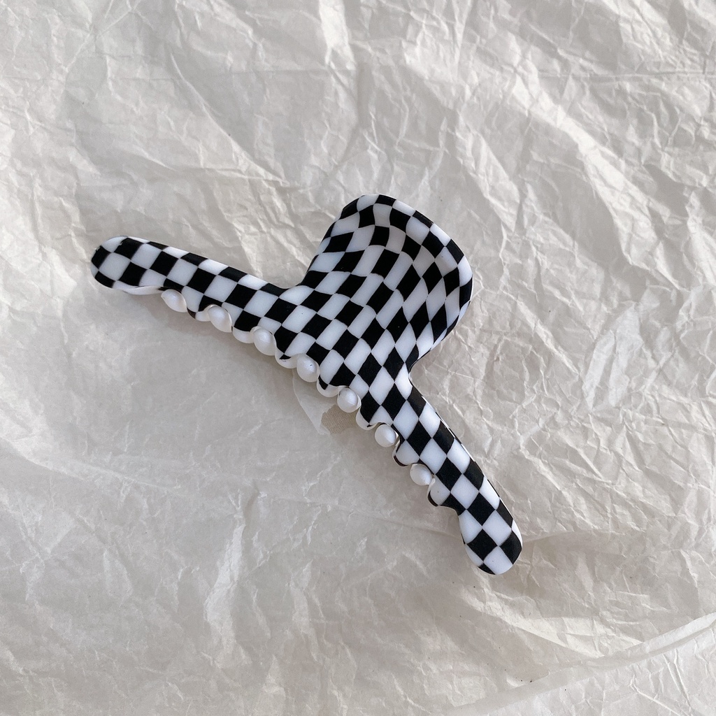 Kẹp tóc nhựa kẻ ca rô trắng đen