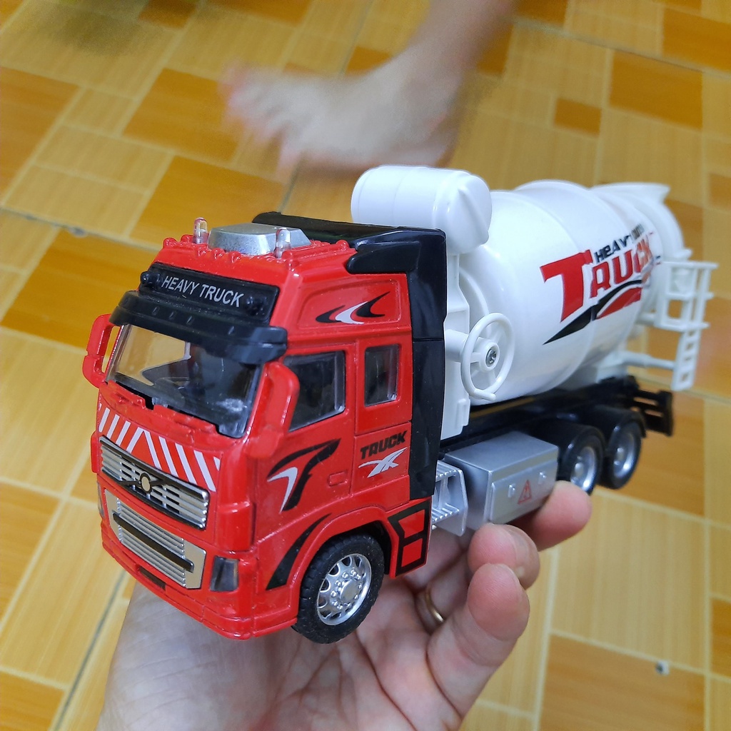 Mô hình xe trộn bê tông đồ chơi trẻ em tỉ lệ 1:38 chạy cót