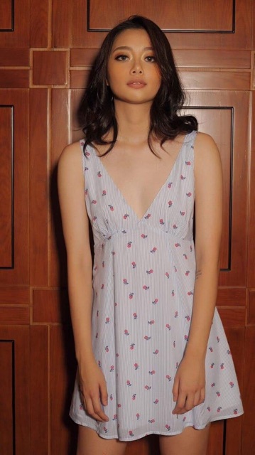 Đầm cổ V brand Mamavirus