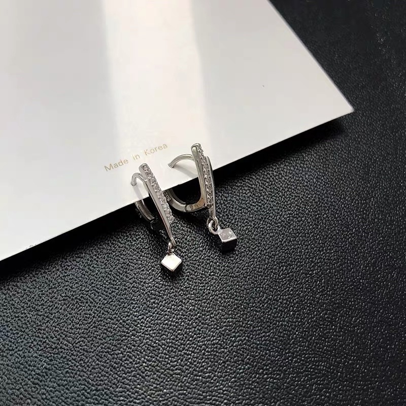 Bông tai khoen đá vuông