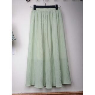 Chân váy midi dập ly dáng dài.
