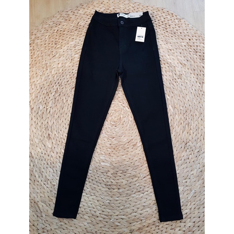 Quần skinny đen cạp liền qua rốn
