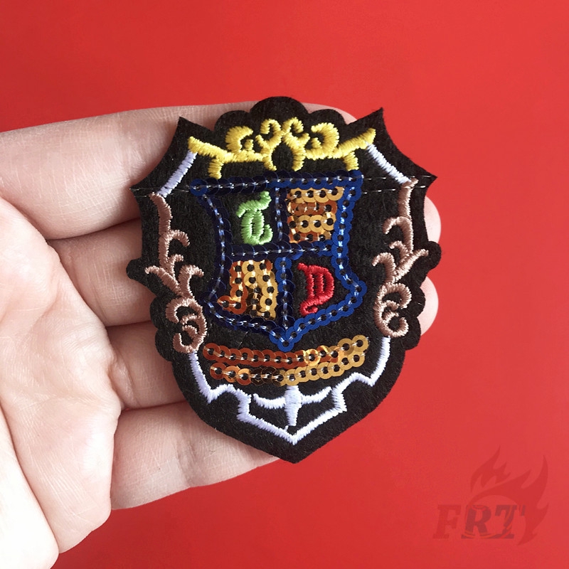 Set 1 / 4 Miếng Ủi Thêu Hình Vương Miện Đính Kim Sa Đẹp Mắt