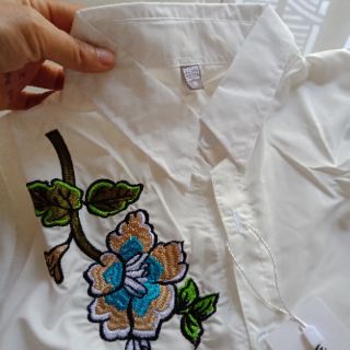Sơ mi cộc tay thêu hoa UNI