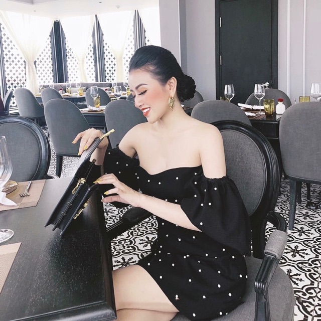 ĐẦM ĐEN TRỄ VAI FORM NGẮN SỊN SANG