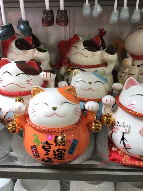 Mèo thần tài may mắn Maneki Neko kèm đệm cao 10cm (6 màu) | BigBuy360 - bigbuy360.vn