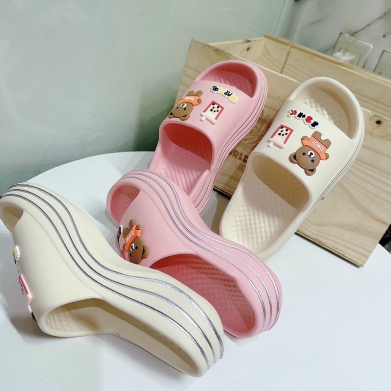 Dép bánh mì nữ viền sóng Đính Sticker Gấu Trà Sữa Siêu Nhẹ Tăng chiều cao 5cm - DL163