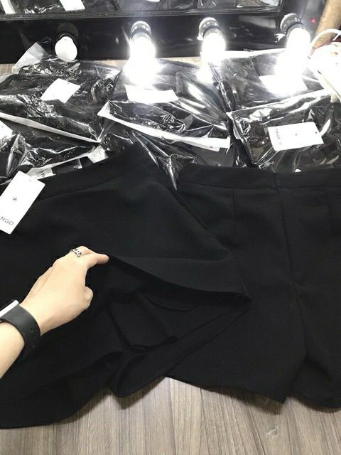 Quần giả váy chữ A vải tuyết mưa 2 màu xinh xắn | BigBuy360 - bigbuy360.vn