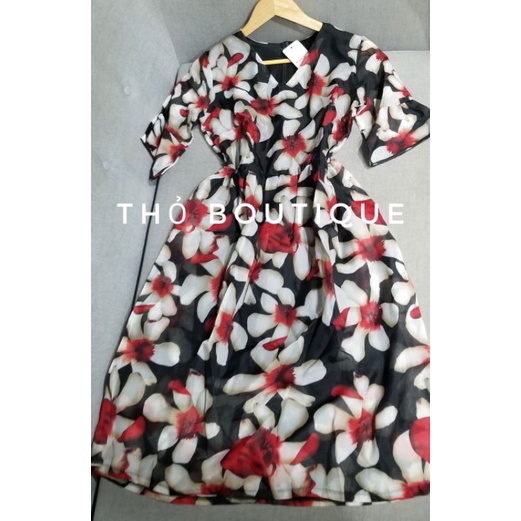 Đầm voan xoè ADRIENNE VITTADINI cổ V nền đen in hoa trắng nhụy đỏ tay lỡ loe