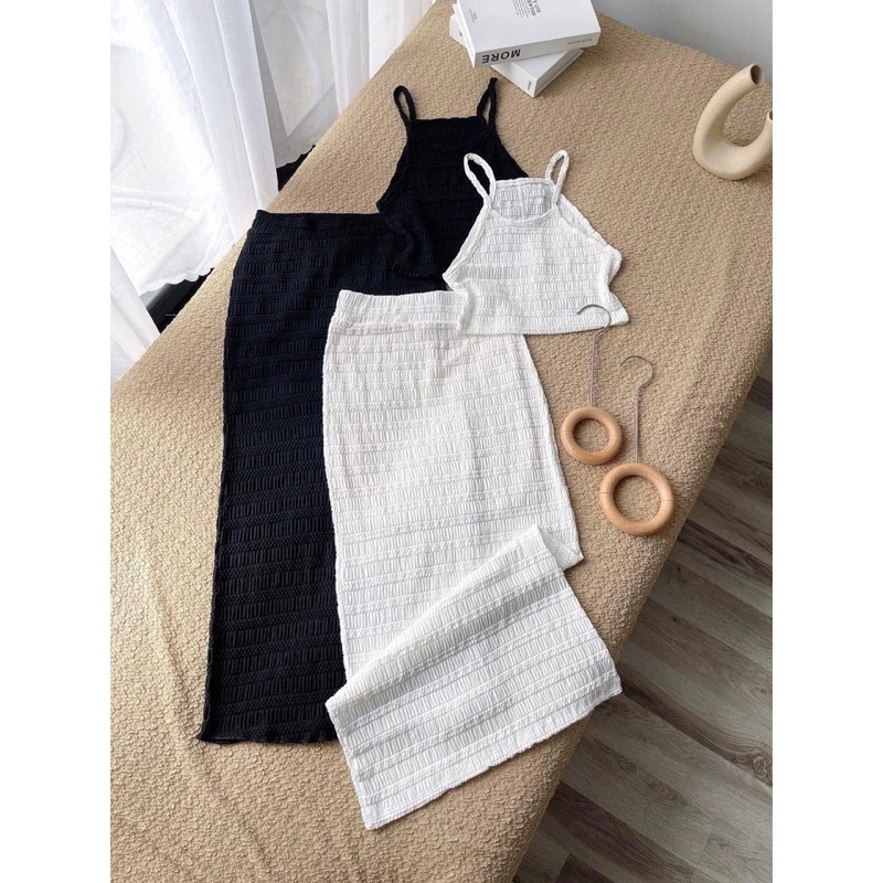 Set áo body cổ yếm croptop len với chân váy midi trắng