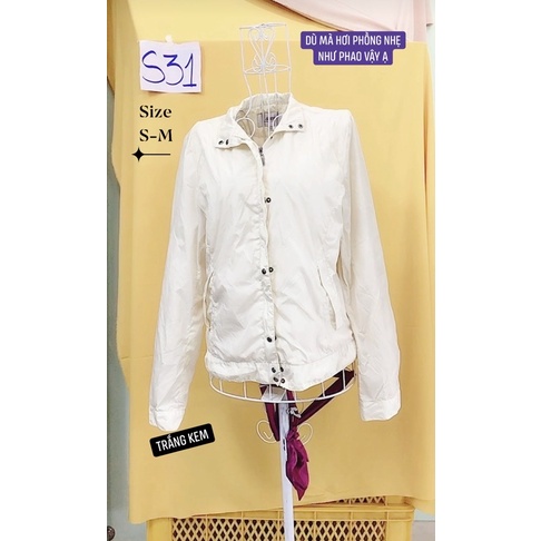 áo khoác dù giống phao êm màu trắng kem size S-M.S31