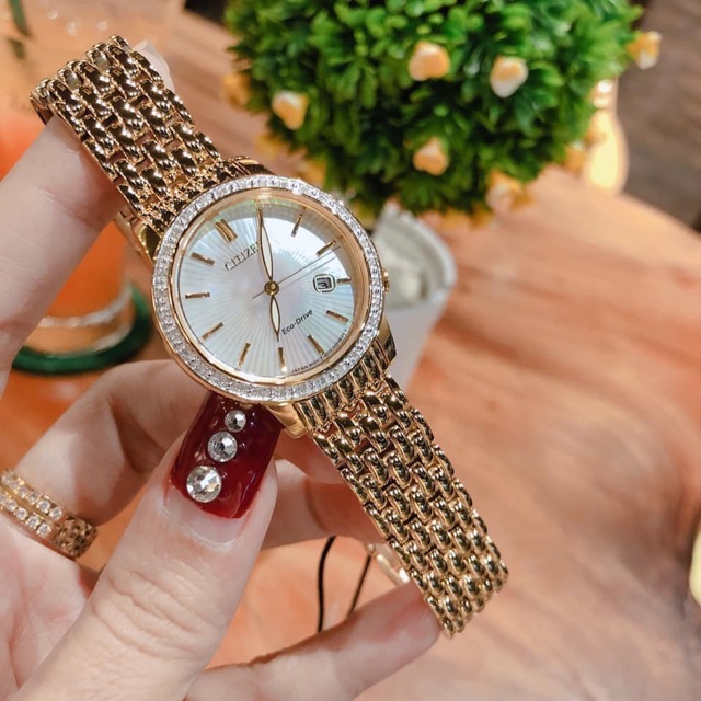 Đồng hồ nữ Citizen Diamond Benzel EW2282-52D 29mm máy Eco Drive năng lượng mặt trời, đính kim cương, dây mạ vàng