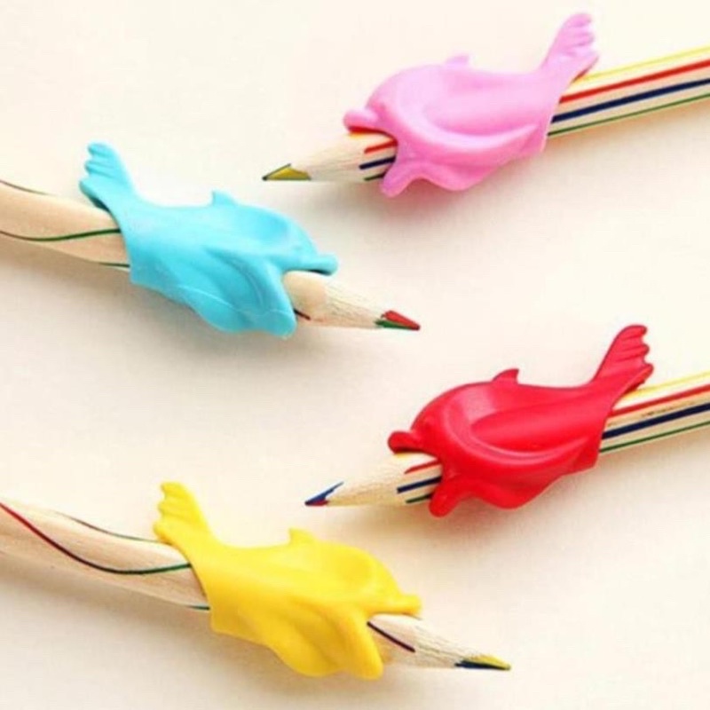 Đệm Gắn Bút Tập Viết Hình Cá Heo Cho Bé Luyện Viết Chữ Đẹp