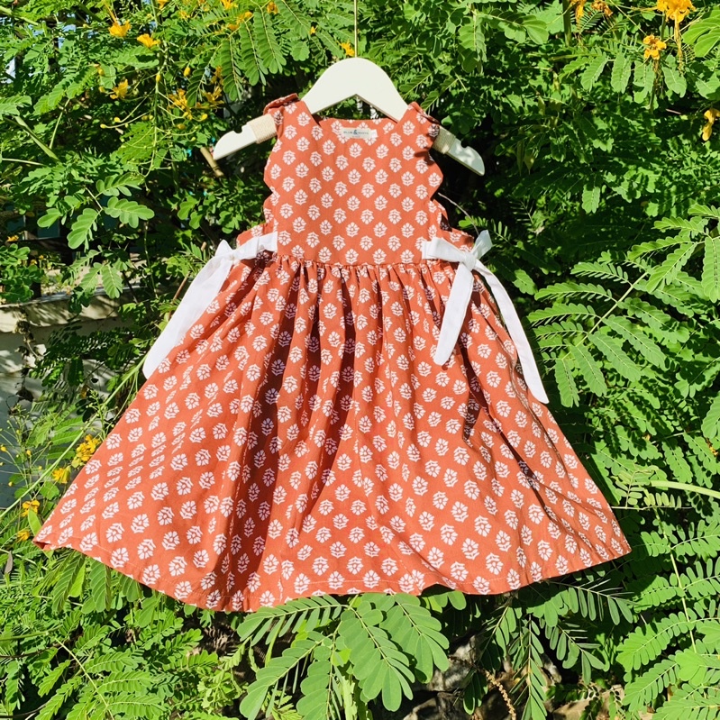 Váy đầm cho bé gái nơ hông màu trắng. Chất thô cotton thoáng mát