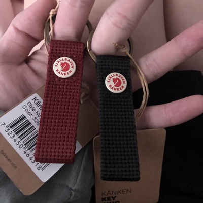 Móc khóa Fjallraven Kanken bằng kim loại màu cầu vồng