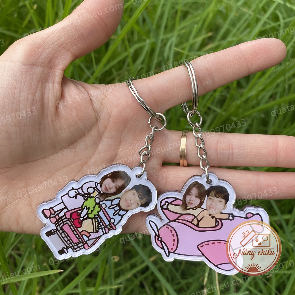 Móc khóa quà lưu niệm in hình chibi cute cặp đôi theo yêu cầu, Chất liệu mica sáng bóng và sắc nét