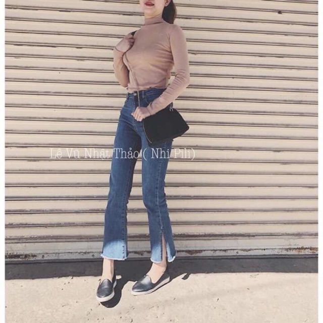 Quần jean ống loe xẻ bên