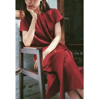 Chicka Chicka - Đầm lụa suông cổ tròn xếp li màu đỏ