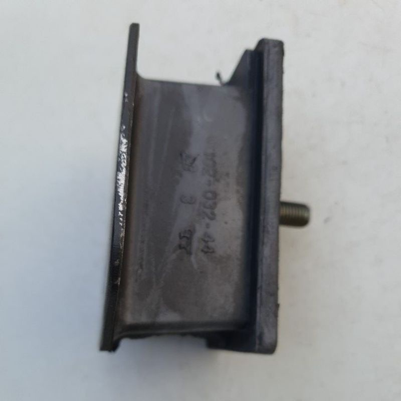 Cao su chân máy ô tô tải huyn đai 1 tấn, 1,25 tấn đời 93