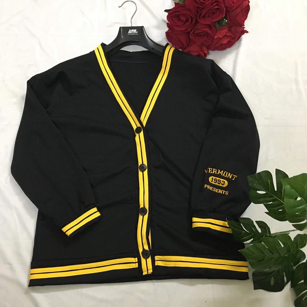 Áo khoác cardigan thêu chữ tay phối viền vàng HARIQUEEN