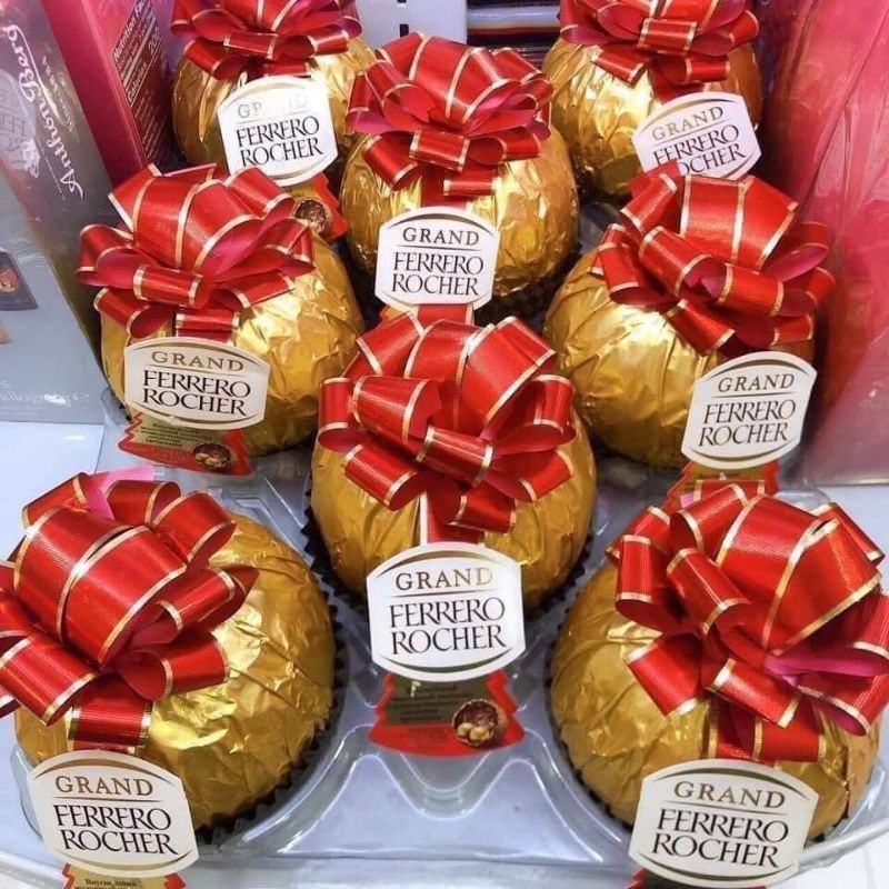 Socola Ferrero Rocher hình quả cầu buộc nơ đỏ