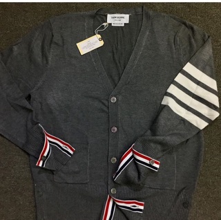 TB - ÁO LEN DỆT KIM CASHMERE CARDIGAN THOM BROWN XÁM 4 SỌC TRẮNG, ĐỦ TAGS, CỜ SAU GÁY, MENSWEAR WOMENSWEAR CARDIGAN